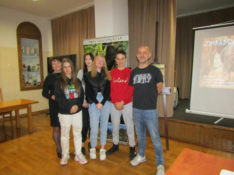 Młodzież Hufca Pracy z Turku na spotkaniu z podróżnikiem Robertem Gondkiem