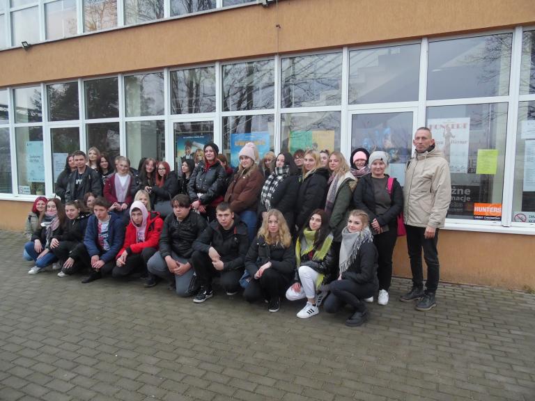 Uczestnicy kolskiego Hufca Pracy na seansie filmowym
