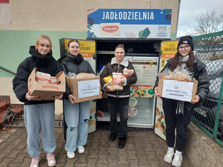 Młodzież Klubu Aktywnych Hufca Pracy w Krotoszynie prowadzi działania dla potrzebujących