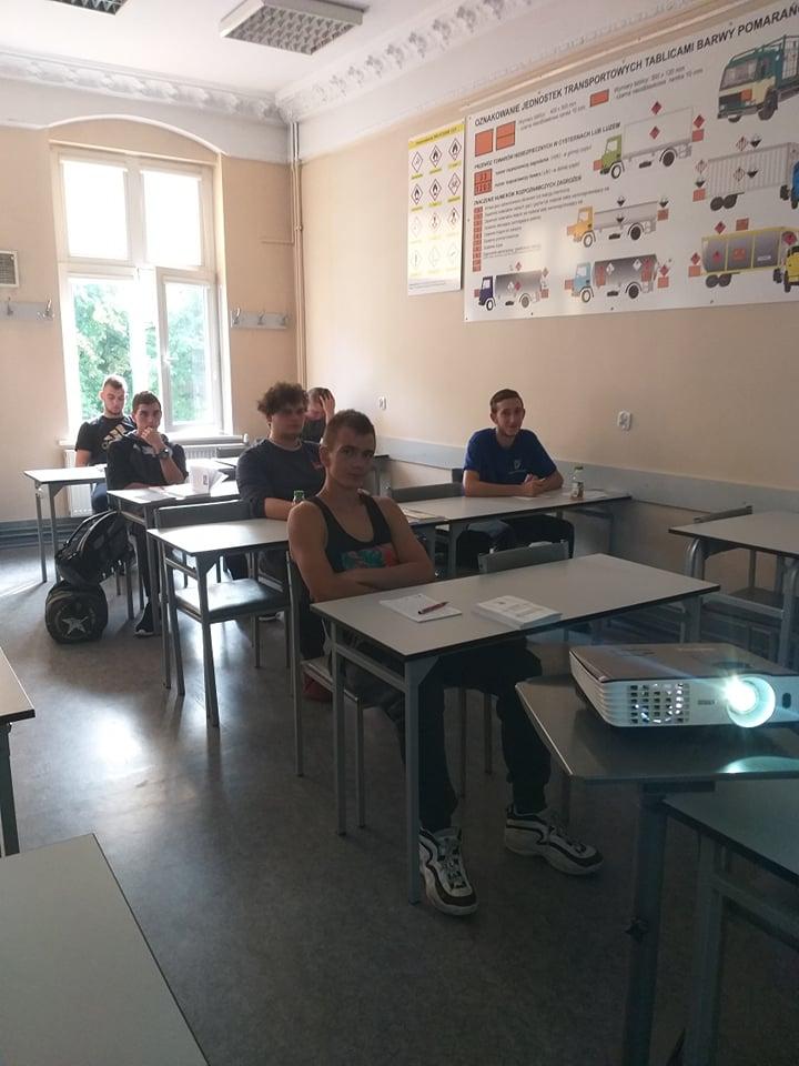 Szkolenie dla uczestników i absolwentów OHP  pn. Obsługa wózków jezdniowych z uprawnieniami UDT i innych wózków jezdniowych