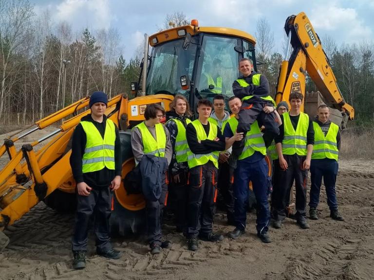 Nasi przyszli operatorzy koparko-ładowarek - CEIPM Tarnobrzeg
