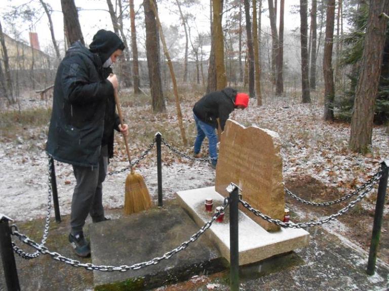 PORZĄDKOWANIE MOGIŁ PARTYZANCKICH W OKOLICY WĄCHOCKA