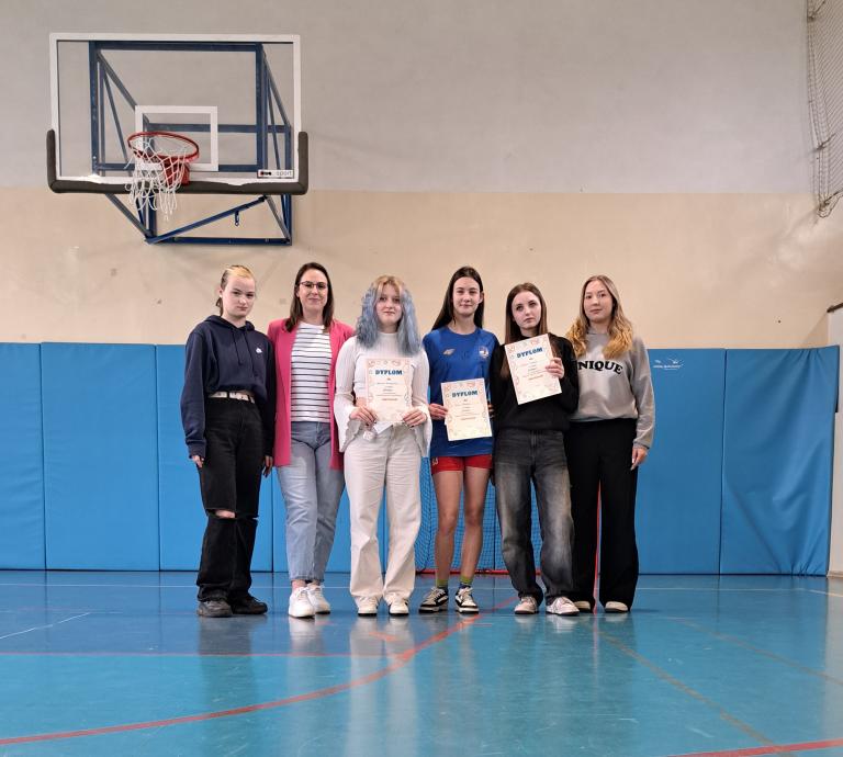 Dziewczęce rozgrywki sportowe w ringo w Kędzierzynie-Koźlu