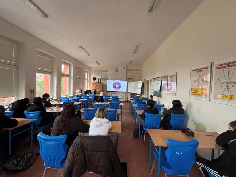 ”Cyber lekcja-edukacja ryzykownych zagrożeń online”- w ramach programu autorskiego :”#jestnaswięcej-przeciwko hejtowi w sieci!”.