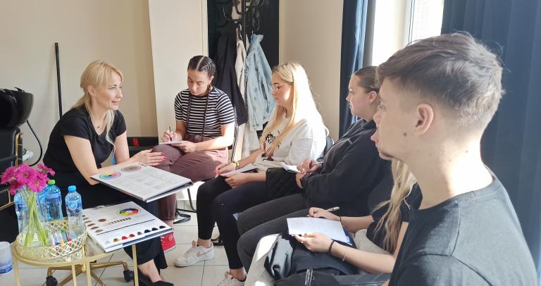 Uczniowie fryzjerstwa zdobywają nowe kwalifikacje. CEiPM Sieradz.