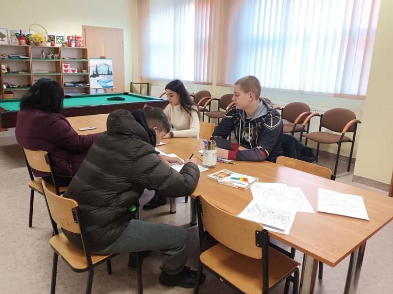 Bezpieczne ferie zimowe – zajęcia plastyczne w OSiW w Iwoniczu