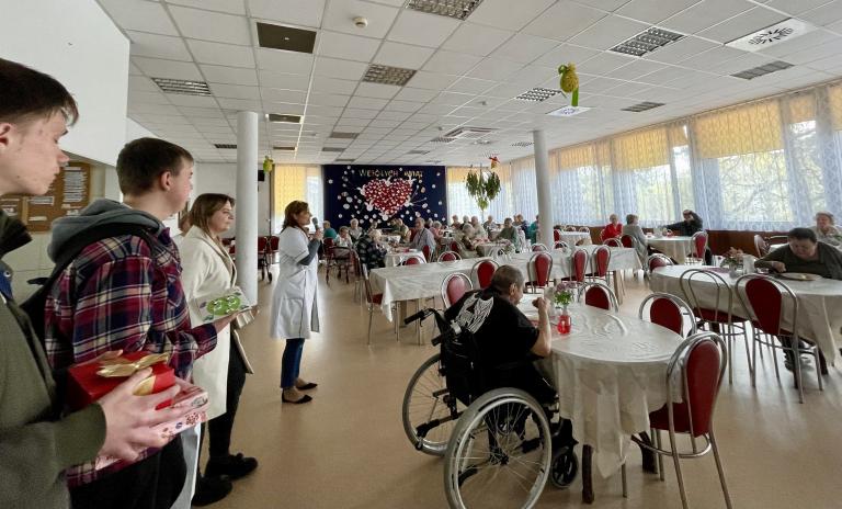 HP 5-6 Łódź: Świąteczna wizyta uczestników hufca w Domu Pomocy Społecznej „Włókniarz”