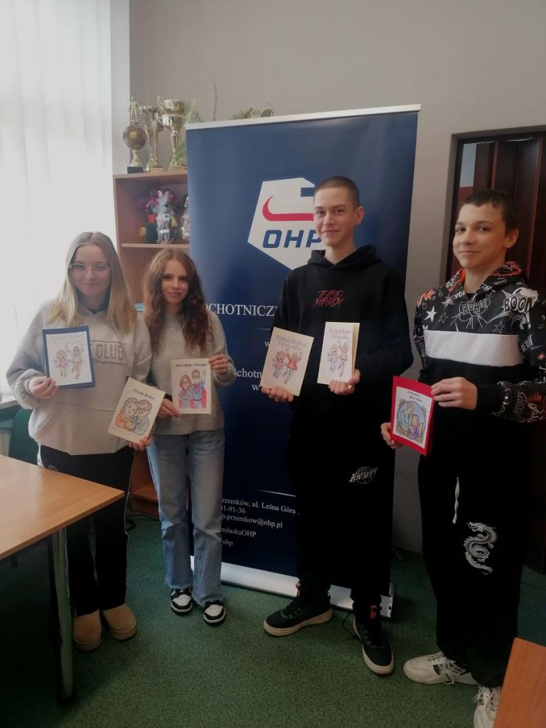 Przygotowania do Obchodów z okazji  Dnia Babci i Dziadka- Koło „Kleks” tworzy kartki 
