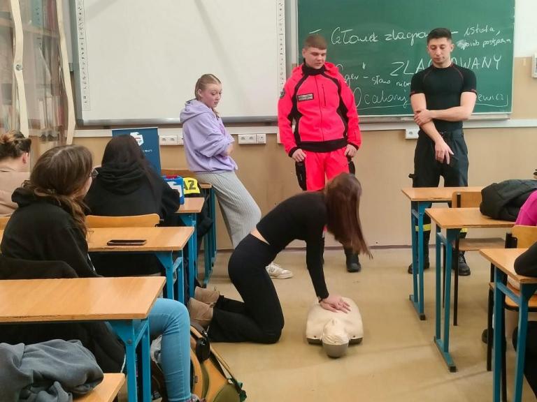 Ćwiczenia praktyczne z zakresu pierwszej pomocy medycznej i RKO z udziałem Państwowej Straży Pożarnej z Legnicy oraz młodzieży z Hufca Pracy