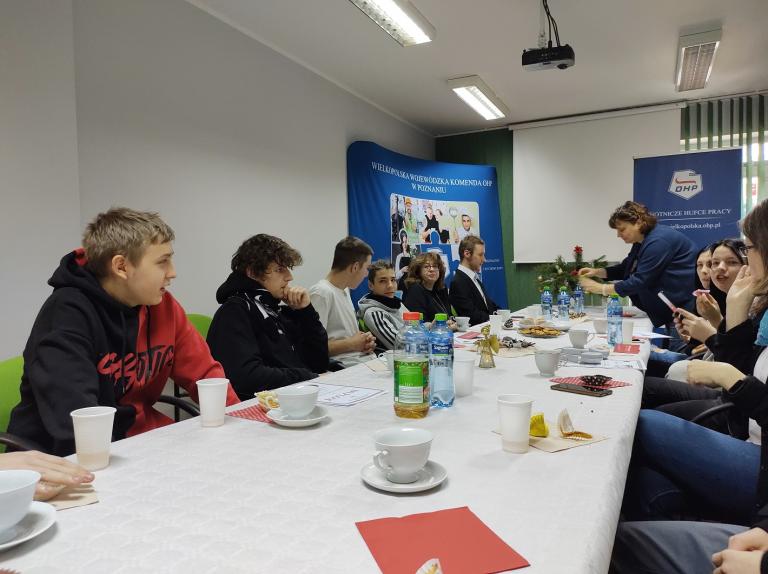 Spotkanie wigilijne i wręczenie nagród dla wyróżniających uczestników w poznańskim Hufcu Pracy