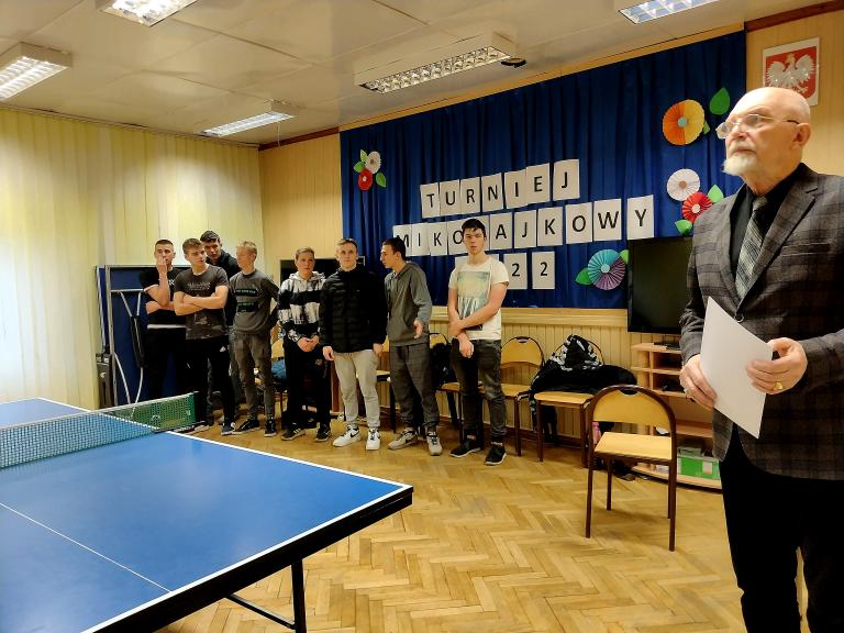 Mikołajkowy turniej tenisa stołowego z uczestnikami 11-23 Hufca Pracy w Słupsku