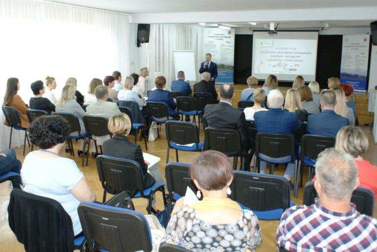 Łomża: Efektywne doradztwo zawodowe mostem łączącym edukację i rynek pracy