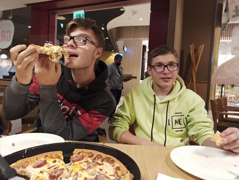 Wakacyjne wyjście do kina i na pizzę 