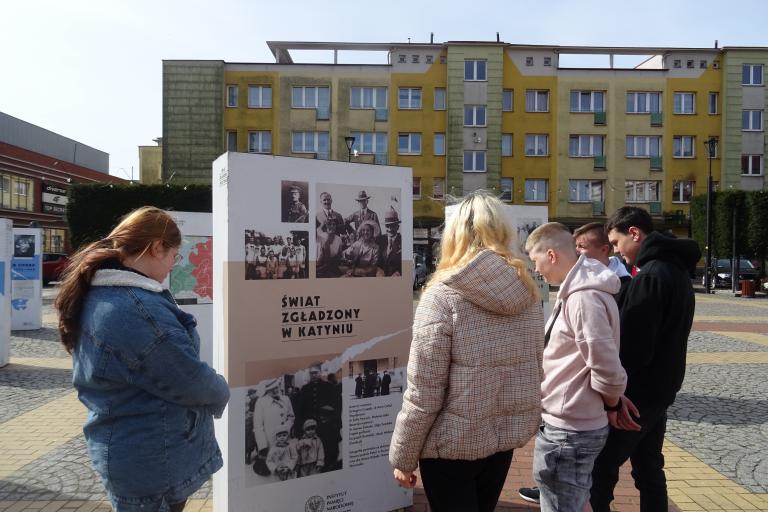 „Świat zgładzony w Katyniu”- wystawa plenerowa w Białogardzie