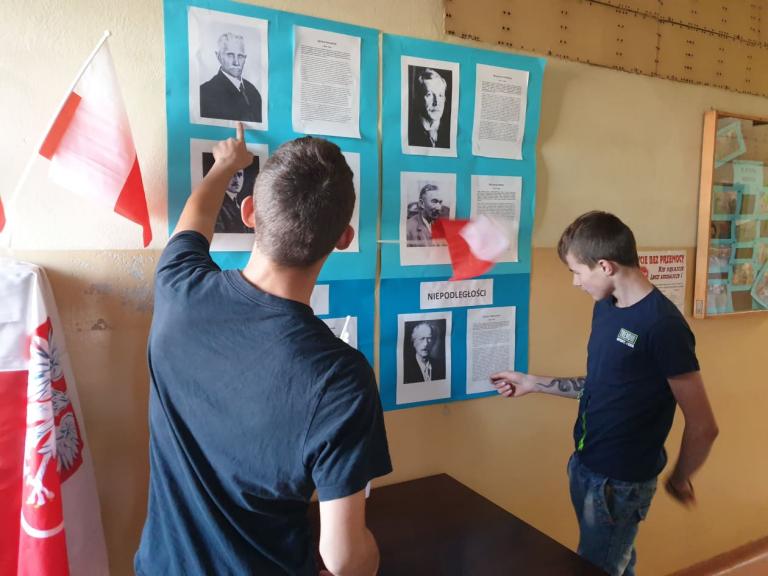 Obchody 103 rocznicy odzyskania przez Polskę Niepodległości w 11-5 Hufcu Pracy w Lęborku