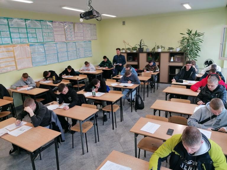 Konkurs wiedzy o zawodzie ślusarz w krośnieńskim 9-9 Hufcu Pracy