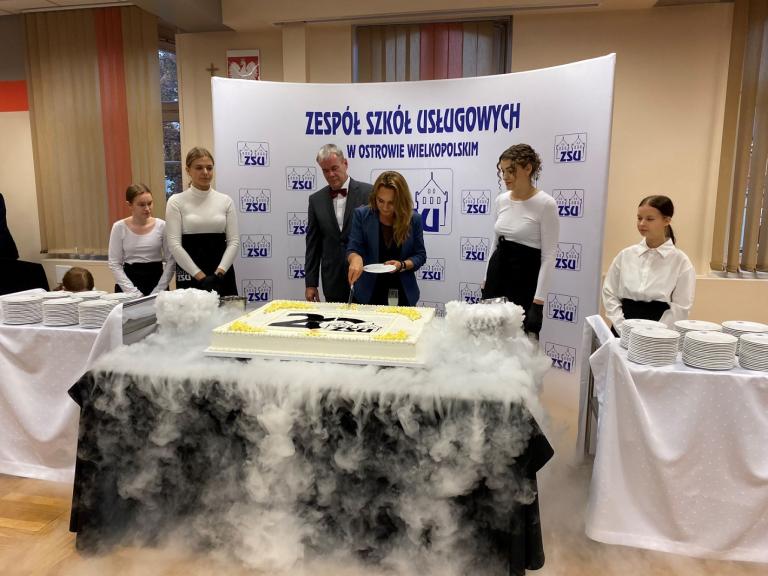 Ostrowski Hufiec Pracy podczas obchodów 20-lecia Zespołu Szkół Usługowych w Ostrowie Wielkopolskim