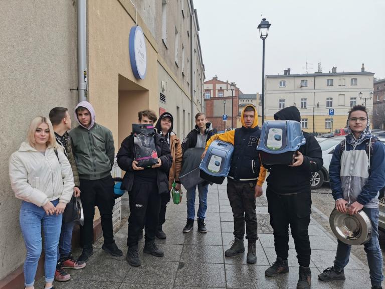 Młodzież starogardzkiego Hufca Pracy w schronisku ANIMALS 