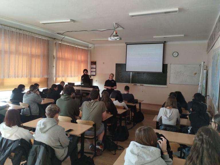 Spotkanie uczestników 9-8 Hufca Pracy w Sanoku z policjantkami
