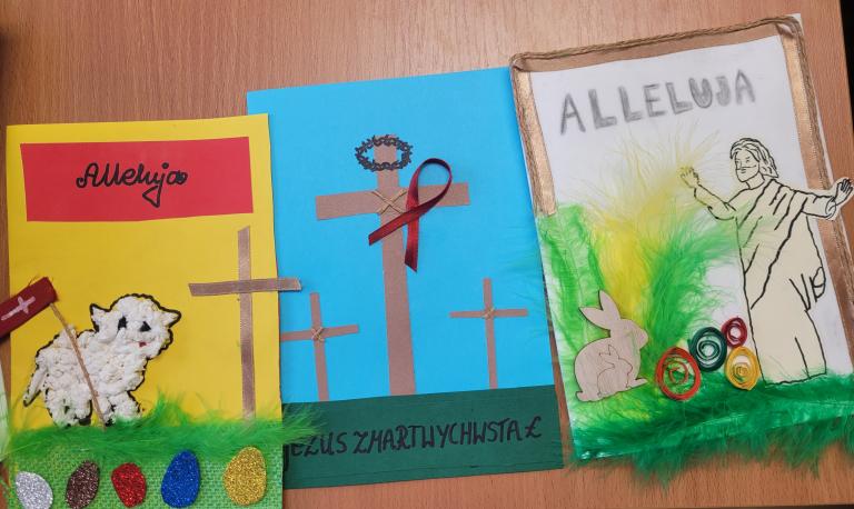 Młodzież w Pruszczu Gdańskim wykonuje kartki wielkanocne na Ogólnopolski Konkurs