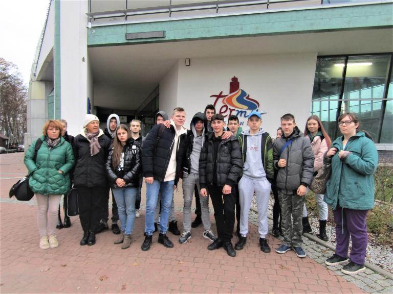 Młodzież z Hufca Pracy w Turku na Termach w Uniejowie