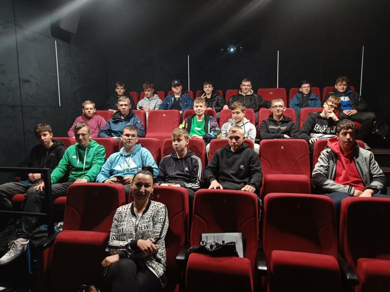 Uczestnicy wolsztyńskiego Hufca Pracy w kinie