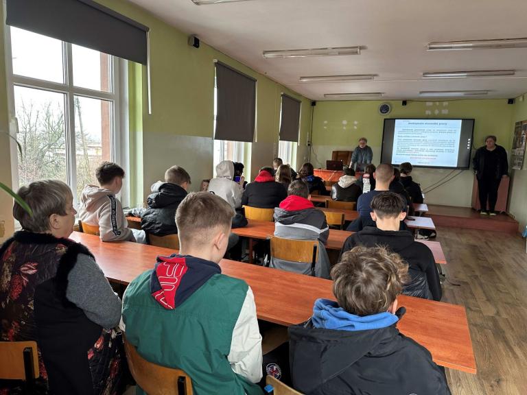 Młodzież z Hufca Pracy 1-40 w Świdnicy zgłębia tajniki BHP – spotkanie z przedstawicielką Państwowej Inspekcji Pracy