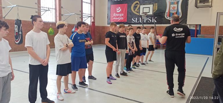 Uczestnicy 11-23 HP w Słupsku aktywnie spędzają czas w „SKB ENERGA CZARNII” w Słupsku