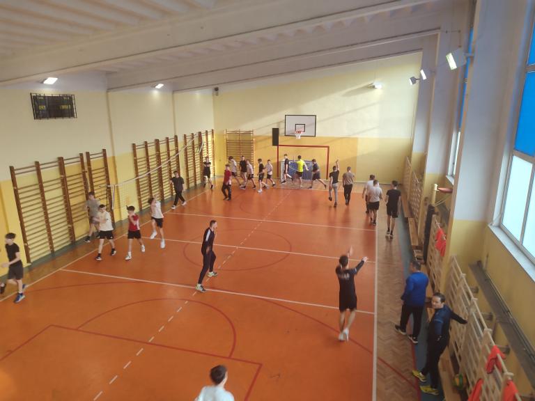 Karnawałowe potyczki sportowe w unihokeja w Hufcu Pracy w Kędzierzynie – Koźlu