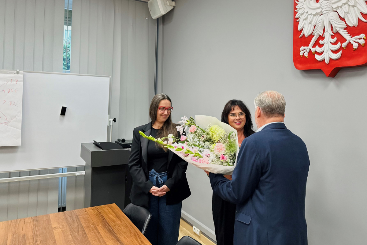 Komendant Główny OHP wręcza kwiaty nowopowołanej zastępczyni Pani Agnieszcze Kotewicz-Wojnowskiej, obok zastępczyni Komendanta Pani Katarzyna Juraszek