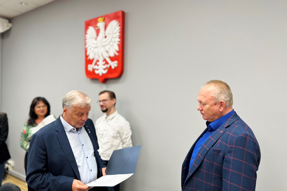 Komendant Główny wręcza powołanie Zastępcy Komendanta Głównego Panu Sławomirowi Męcinie