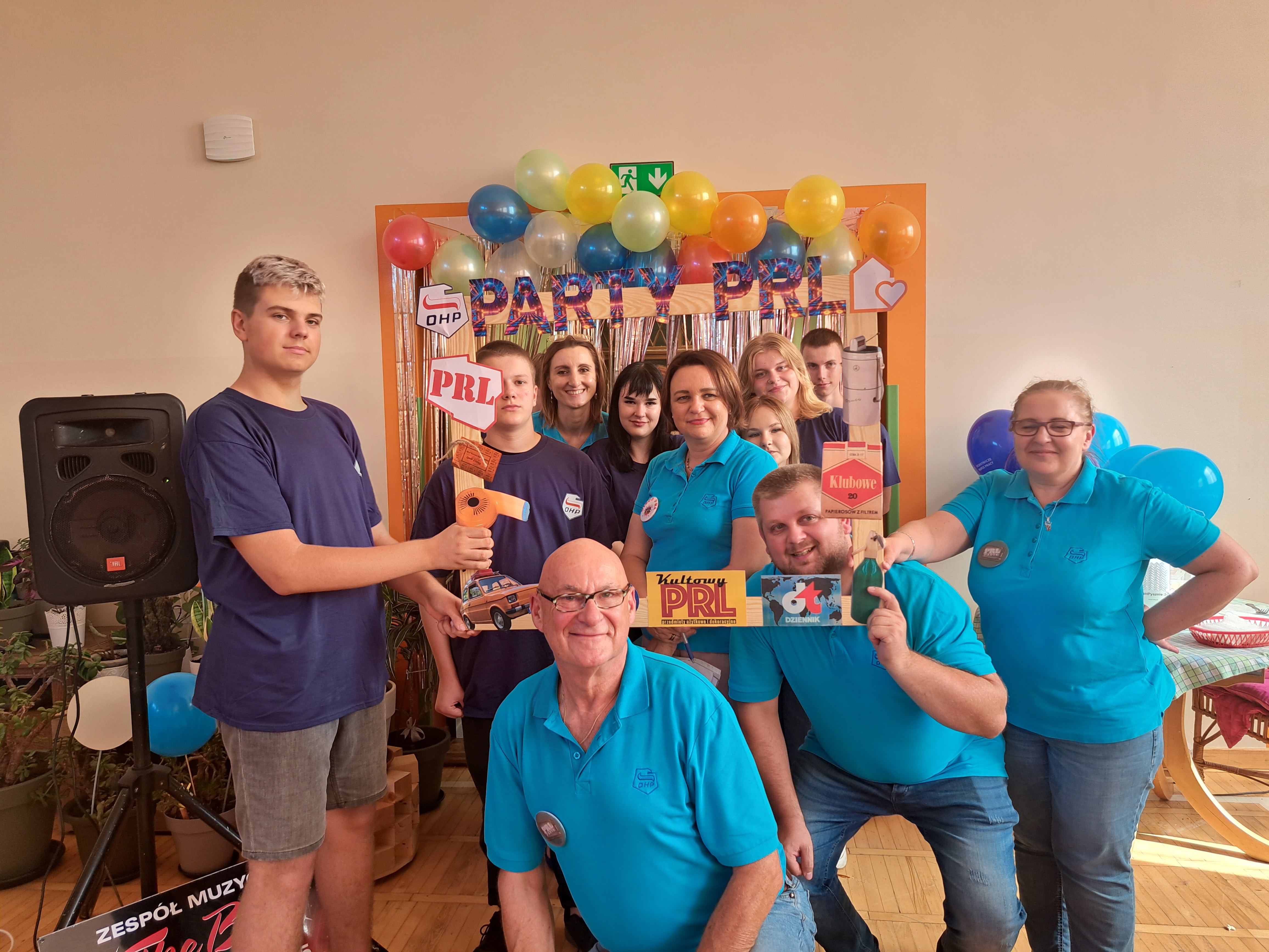 Uczestnicy OHP oraz kadra pozują w fotoramce
