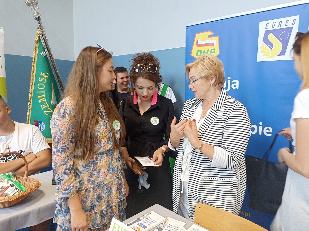 220622 w2 Pośrednik Eures udzielający konsultacji podczas Targów