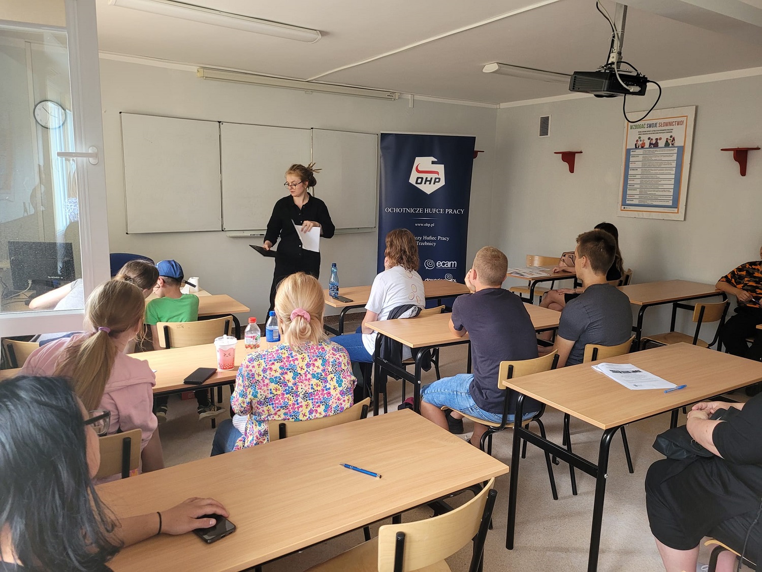 Projekt „Uwierz w siebie i działaj” - młodzież siedzi w ławkach