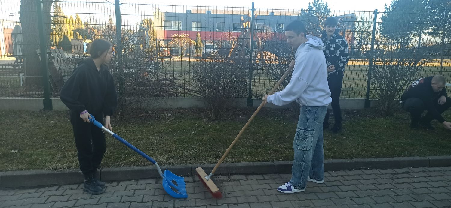 Inicjatywa Młodzieżowej Rady Uczestników Ośrodka Szkolenia i Wychowania OHP w Ząbkowicach Śląskich -„Sprzątanie Świata”