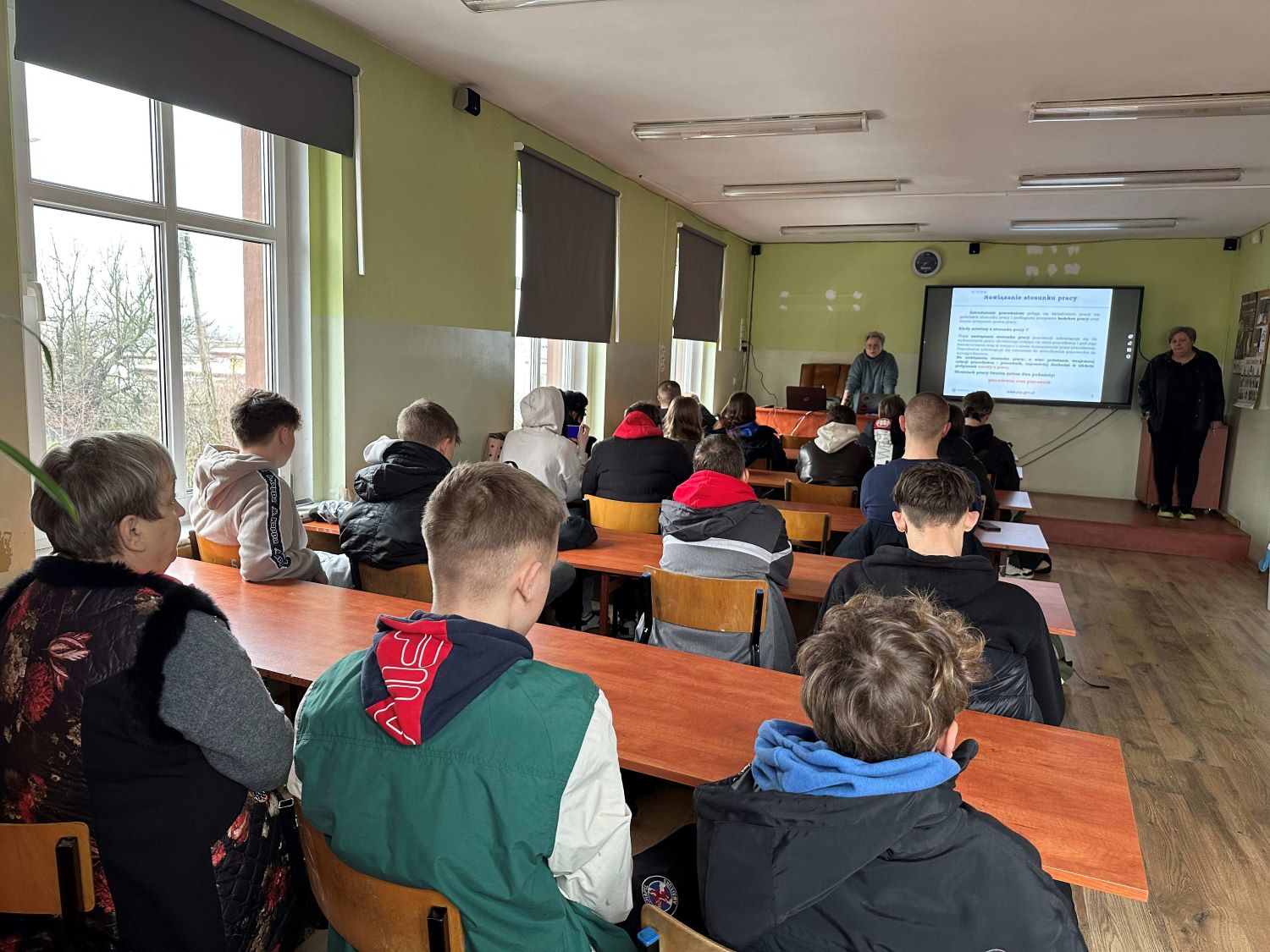 Młodzież z Hufca Pracy 1-40 w Świdnicy zgłębia tajniki BHP – spotkanie z przedstawicielką Państwowej Inspekcji Pracy