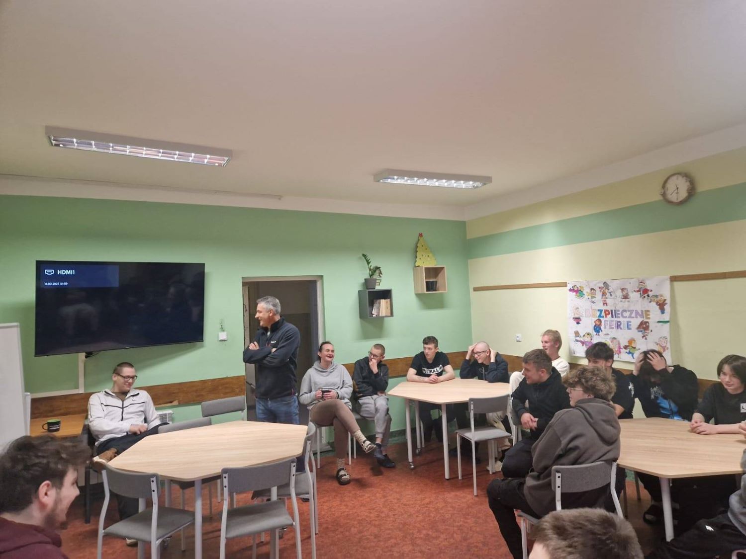 Inspirujące spotkanie młodzieży OSiW OHP Mysłakowice z absolwentem Krystianem