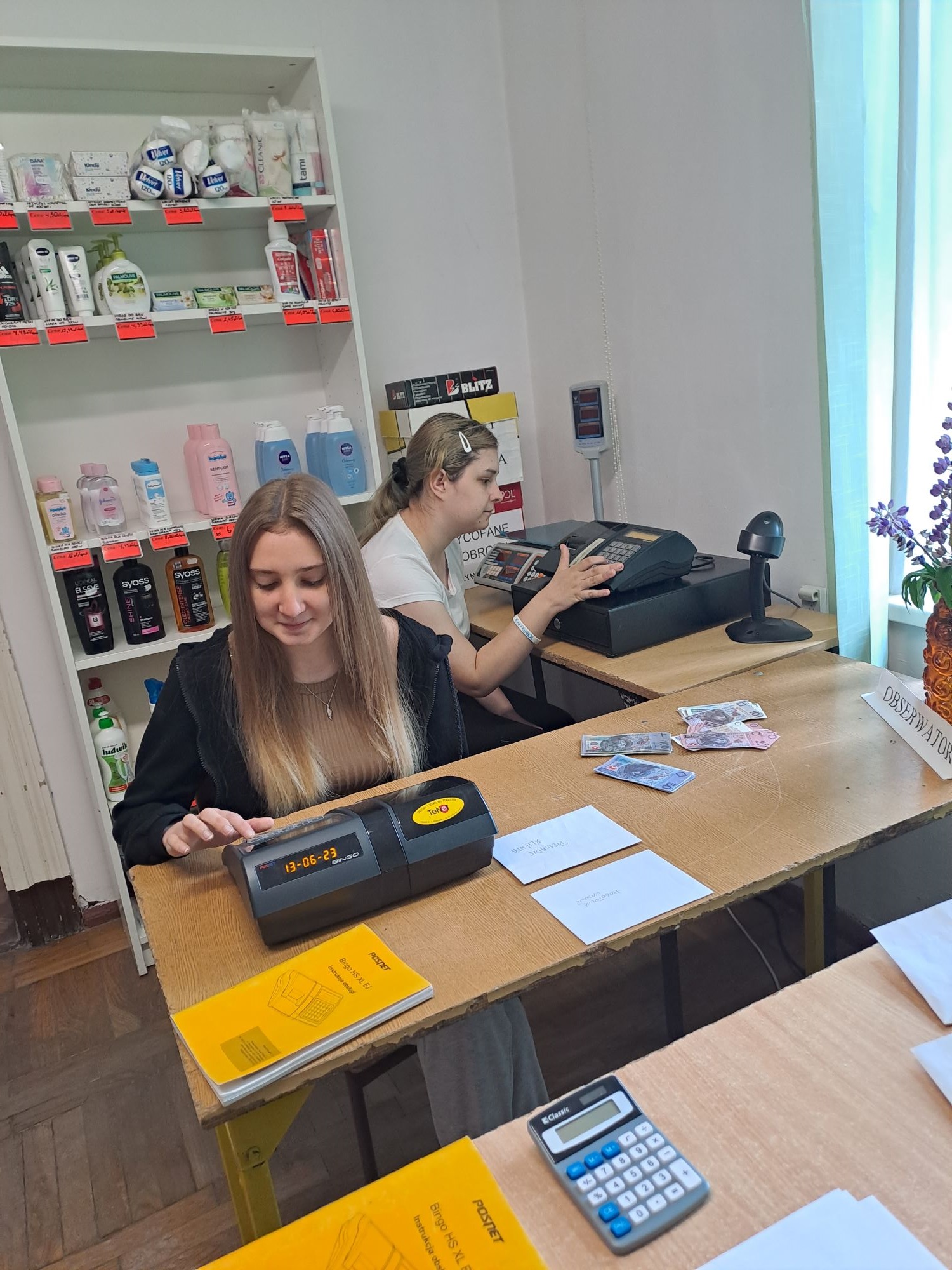 230614 z2 Zuzanna podczas obsługi kasy fiskalnej