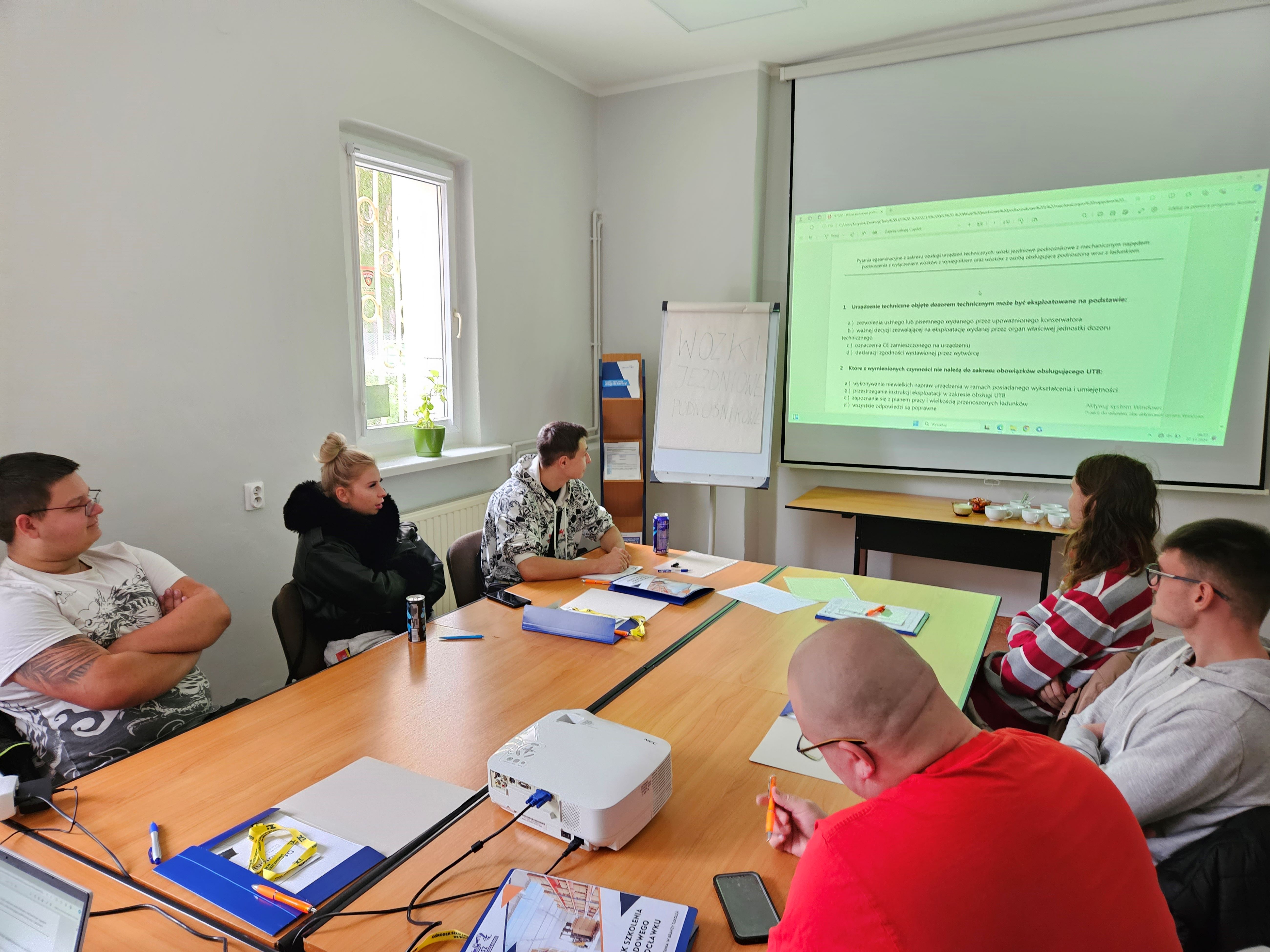 Fot.1_Uczestnicy_kursu_na_zajęciach_teoretycznych_kurs_wózki_widłowe_bydgoszcz_październik_2024.jpg