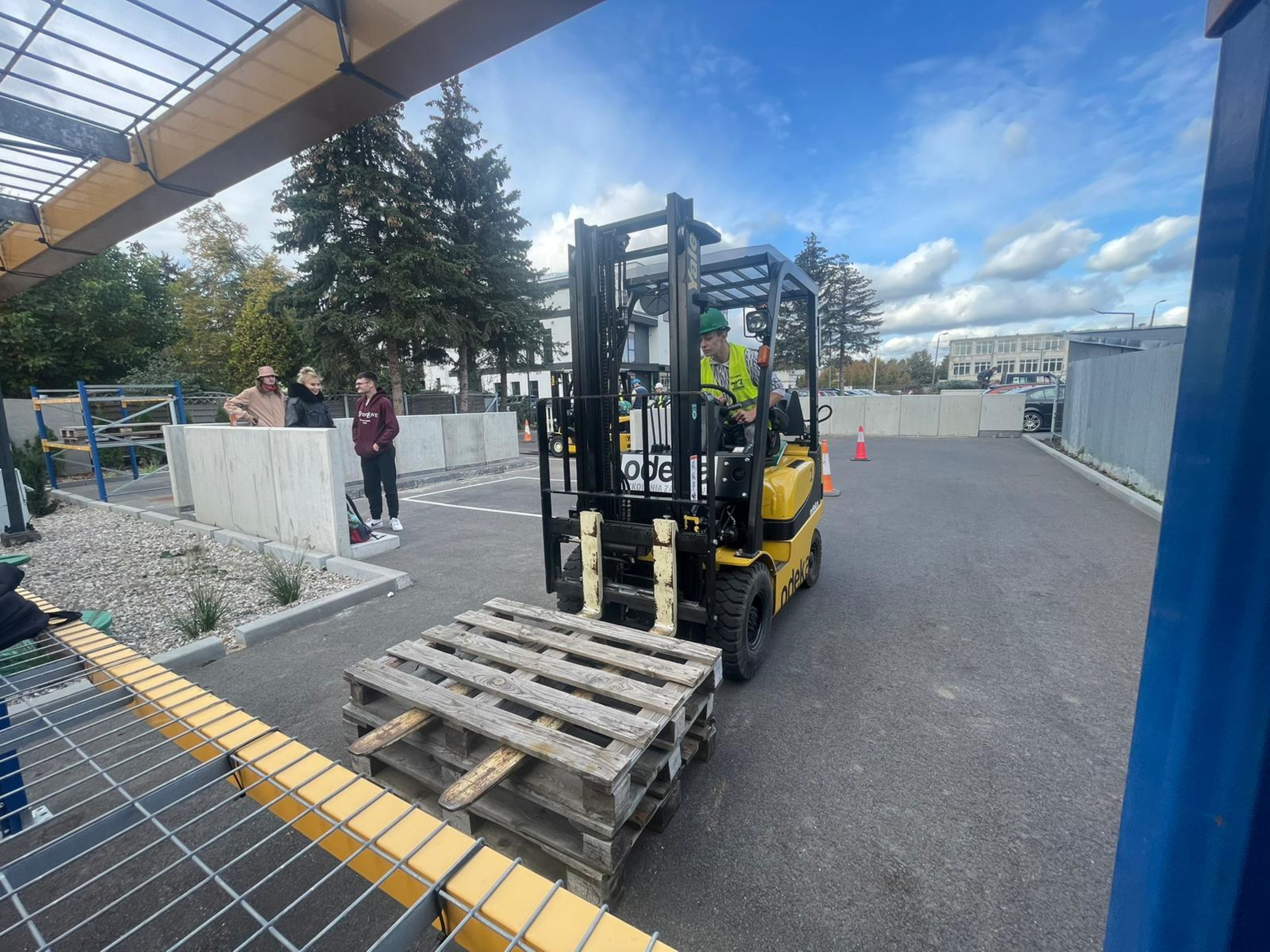 Fot.4_Kursant_podczas_podnoszenia_załadunku_kurs_wózki_widłowe_bydgoszcz_październik_2024.jpg