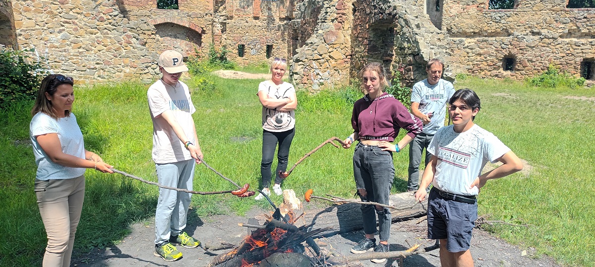 2. Ognisko w ruinach zamku