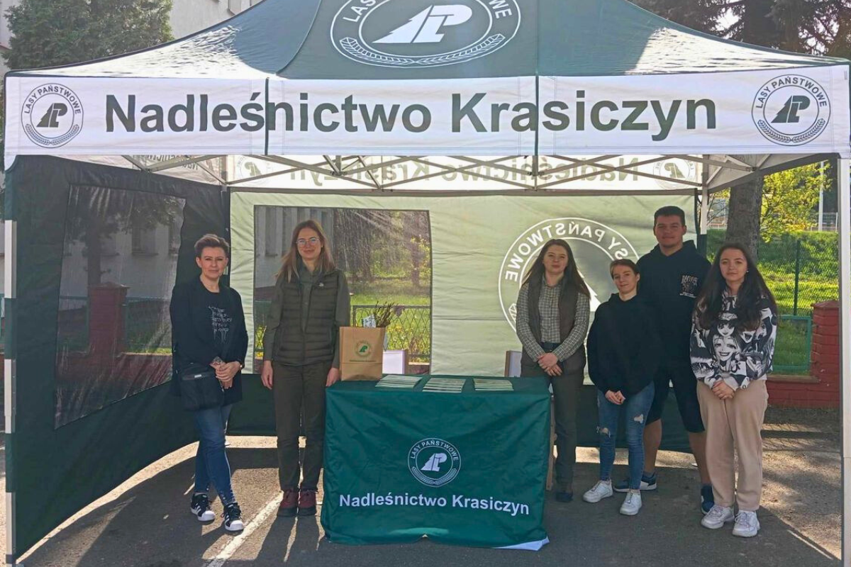 Uczestnicy 9-13 HP Przemyśl wraz ze starszym wychowawcą Joanną Żaczek podczas odbierania sadzonek