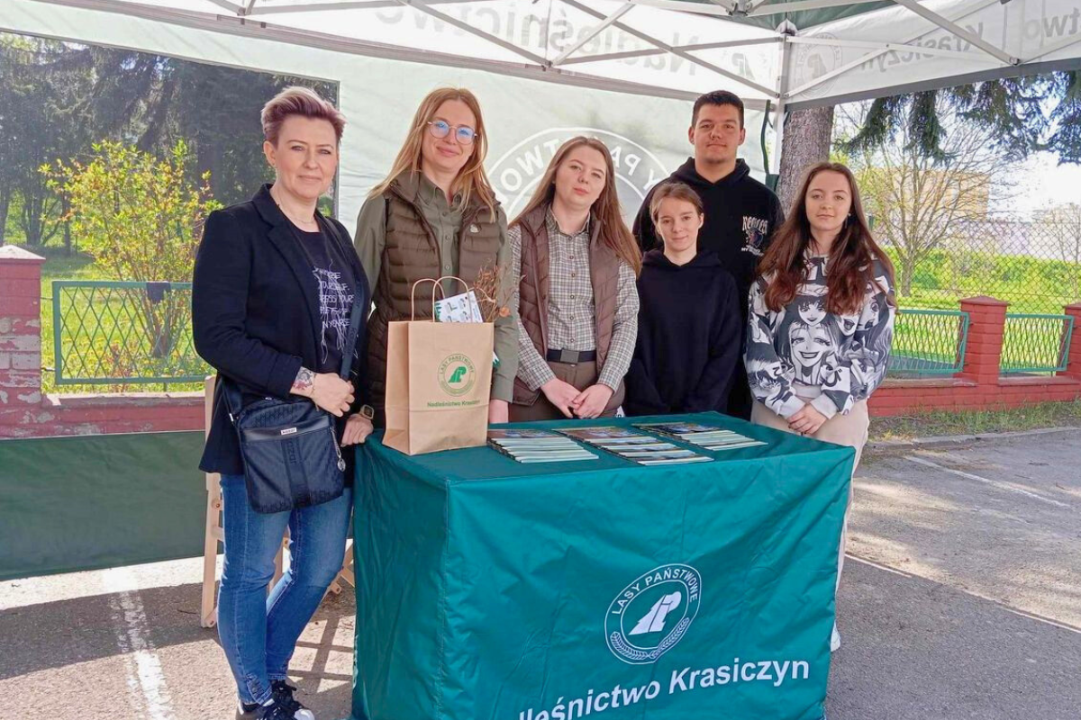 Uczestnicy 9-13 HP Przemyśl wraz ze starszym wychowawcą Joanną Żaczek podczas odbierania sadzonek