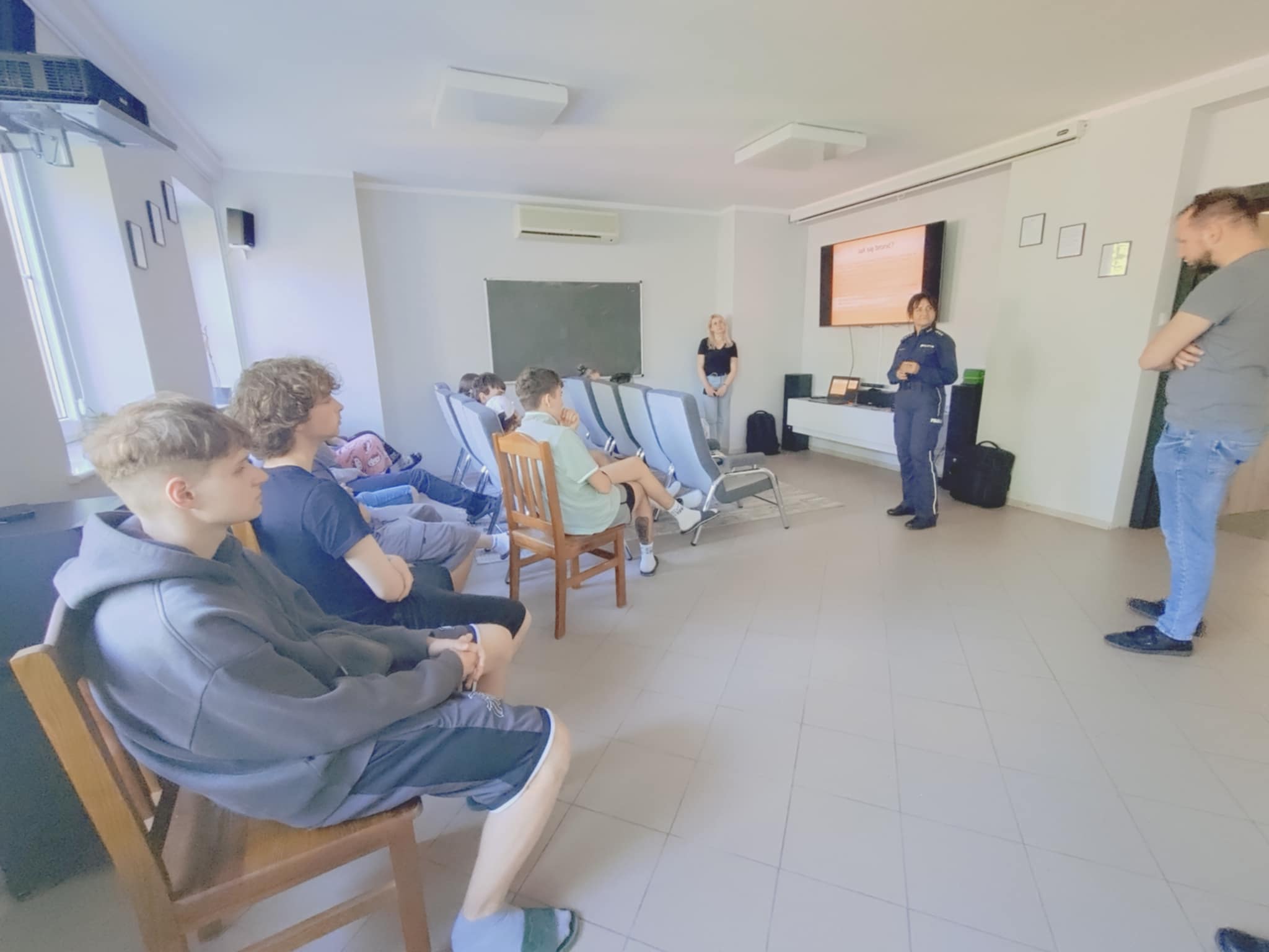 Spotkanie_z_Policja_w_OSiW_Człuchów_3.JPG