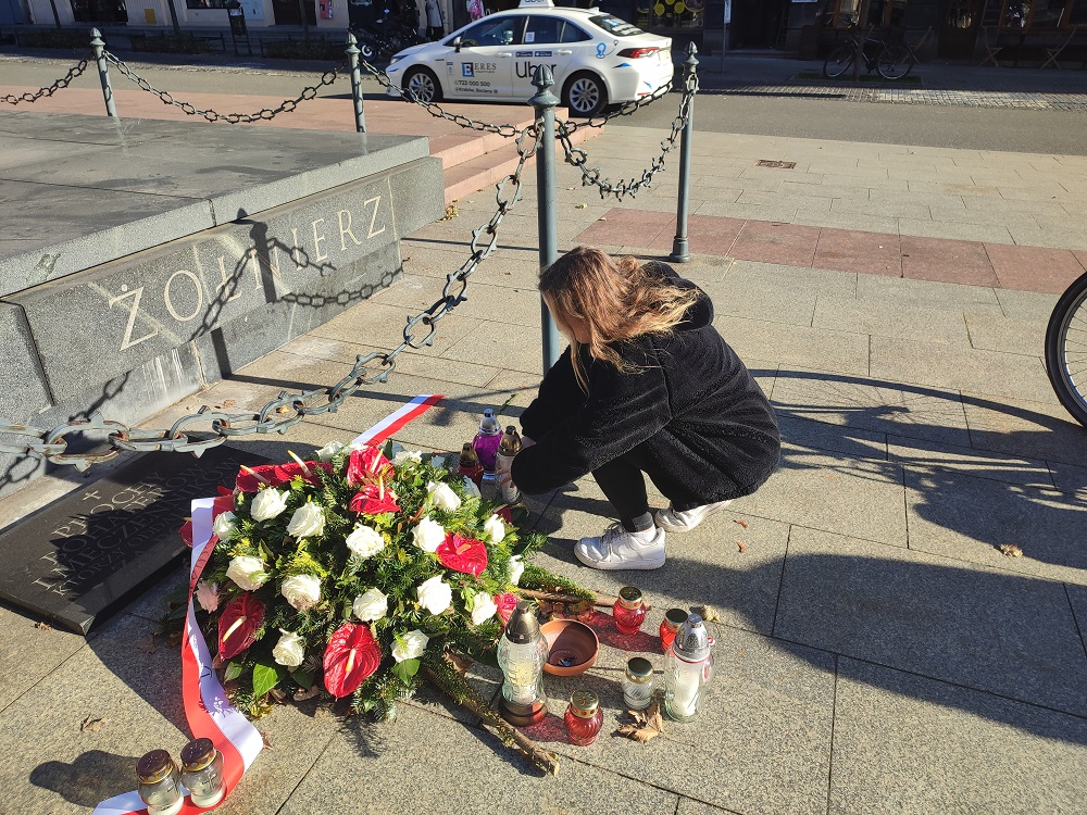 Fot.2 Uczestniczka składająca znicz