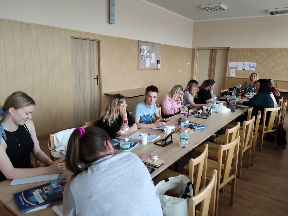 KURSU KOSMETYCZKA STYLIZACJA PAZNOKCI W KROŚNIE.4 