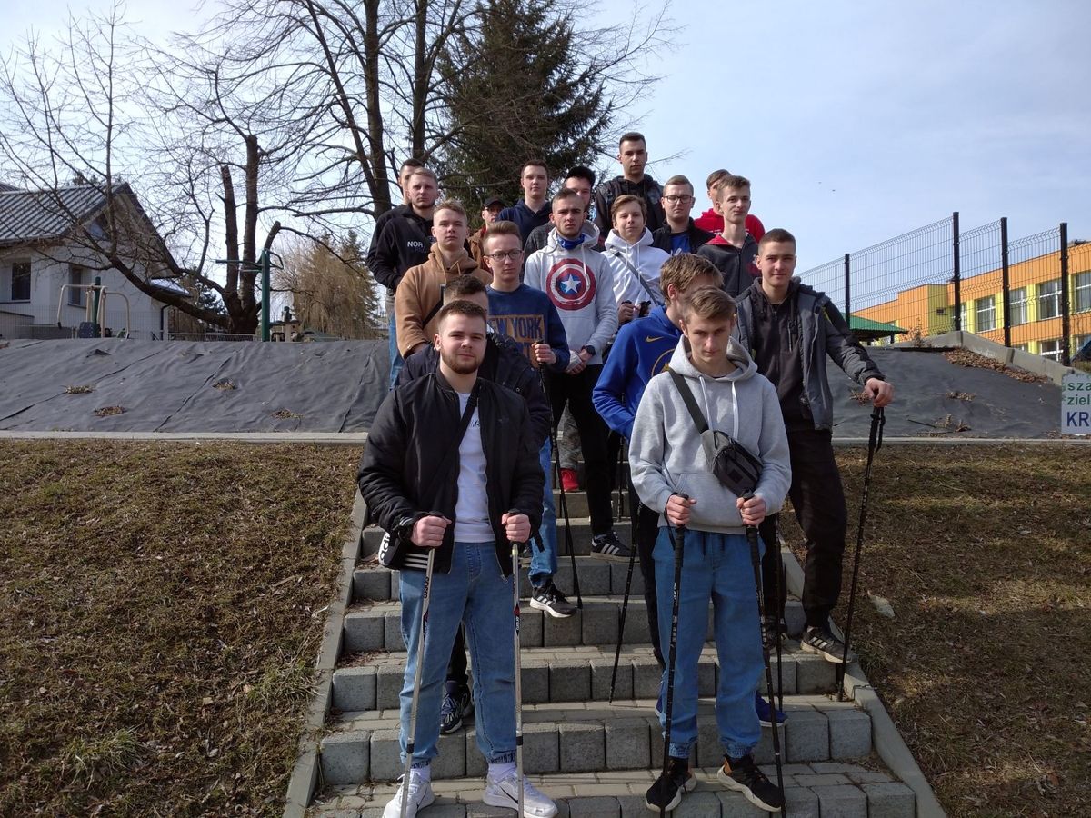 AKTYWNOŚĆ SPORTOWO REKREACYJNA UCZESTNIKÓW 9 9 HUFCA PRACY KROSNO 3 1