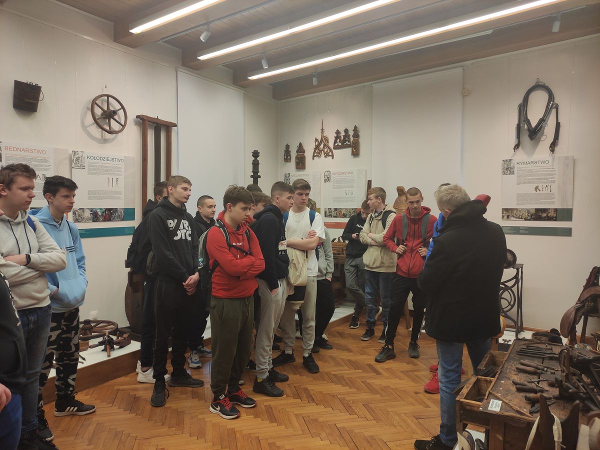 UCZESTNICY 9 9 HUFCA PRACY ZWIEDZAJĄ KROŚNIEŃSKIE WYSTAWY 2