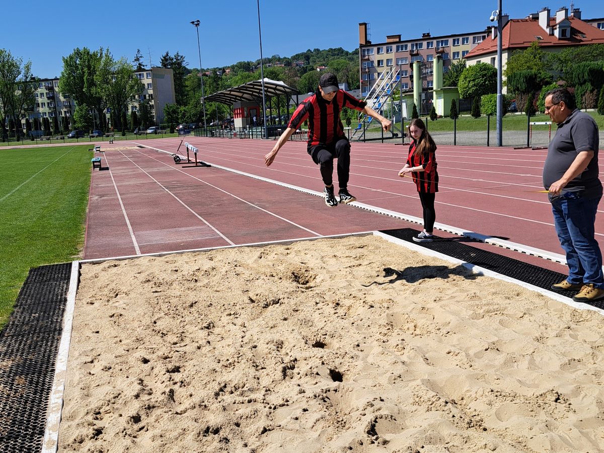 Fot.7 LOKALNY ETAP ZAWODÓW SPORTOWO OBRONNYCH W P ŚLU ARTYKUŁ