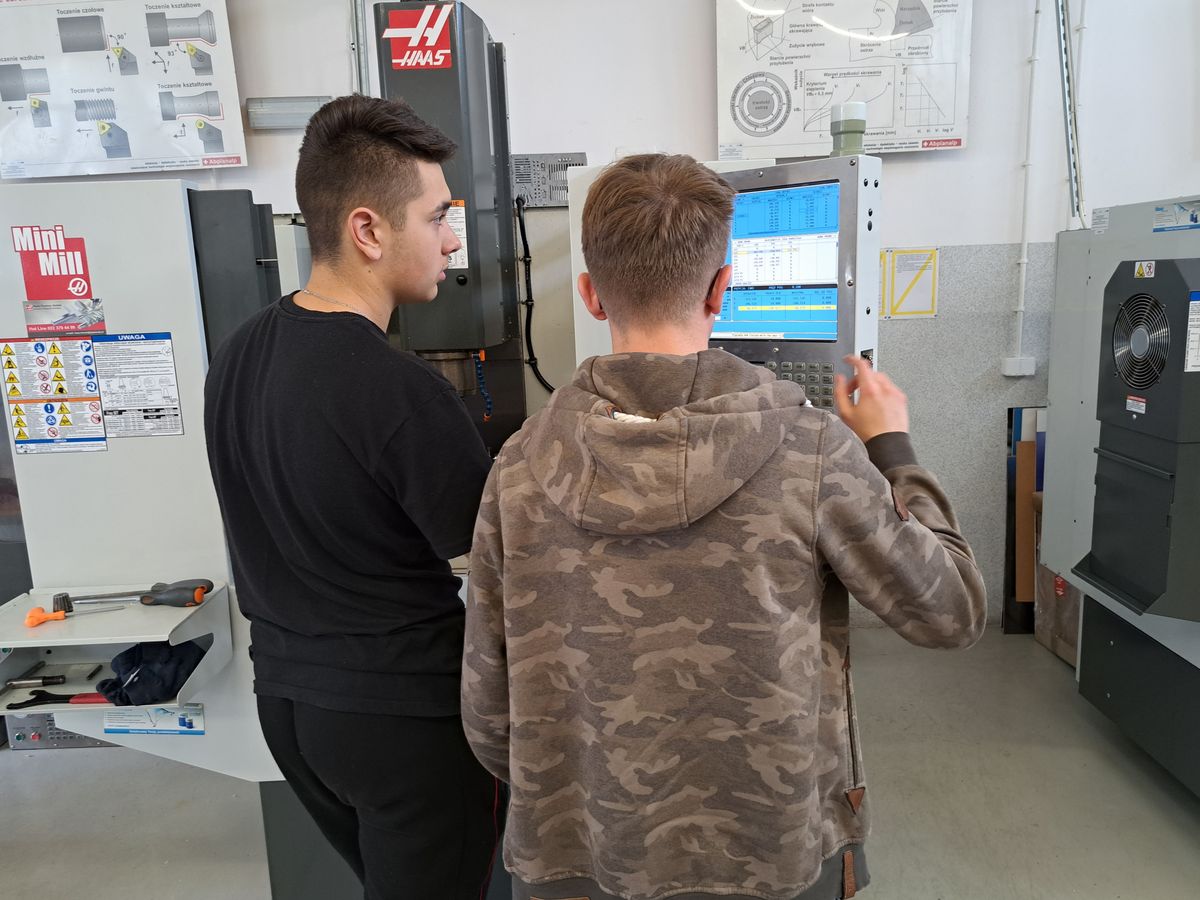KURSU OPERATOR OBRABIAREK CNC W CEIPM KROSNO ZAKOŃCZONY 7